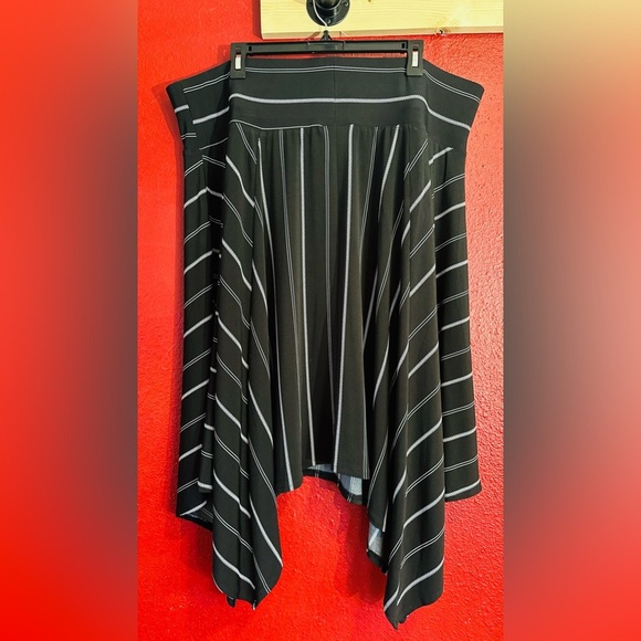 Lane Bryant Women's Black and White Sharkbite Hem Striped Skirt, Sz 22/24 NWT - Picture 3 of 8